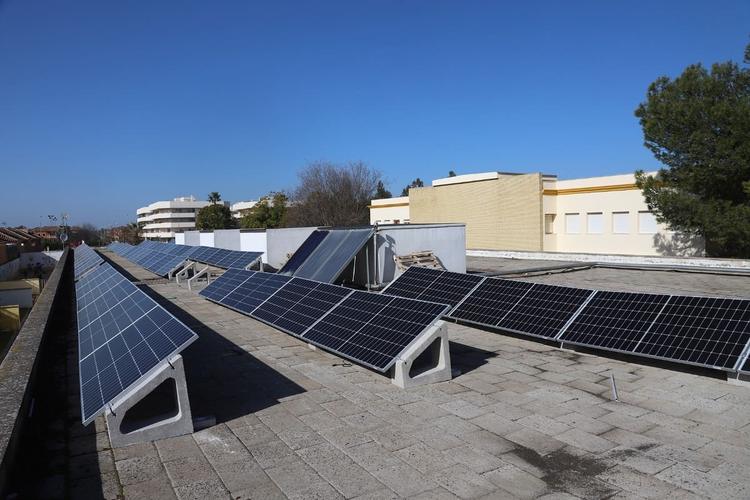 Colocadas placas fotovoltáicas en el colegio PÚA de La Rinconada, en el marco de la estrategia de mejora energética del municipio