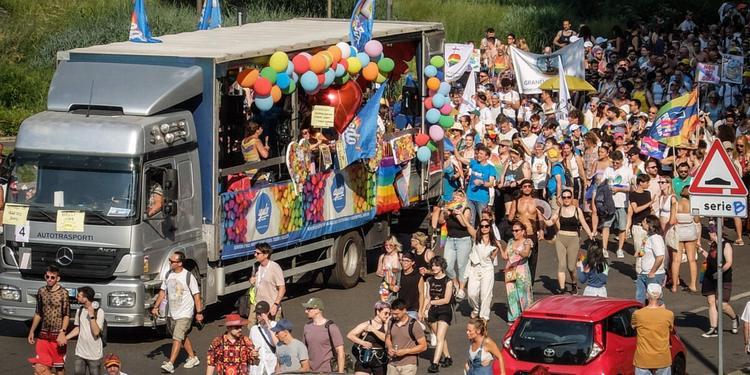 Gay Pride a Milano. Schlein ricorda Mirko Moricone: "L'omotransfobia uccide, serve una legge. La politica rifletta"