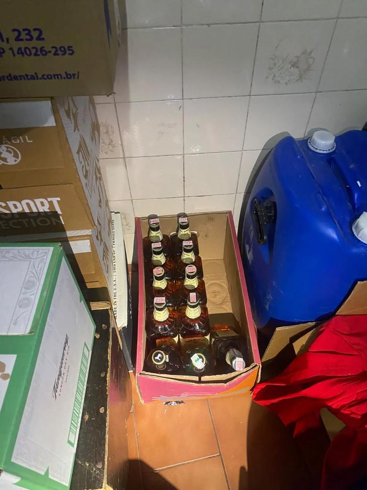Dois são presos por adulterar vodka, gim e whisky em fábrica clandestina de Mogi Mirim