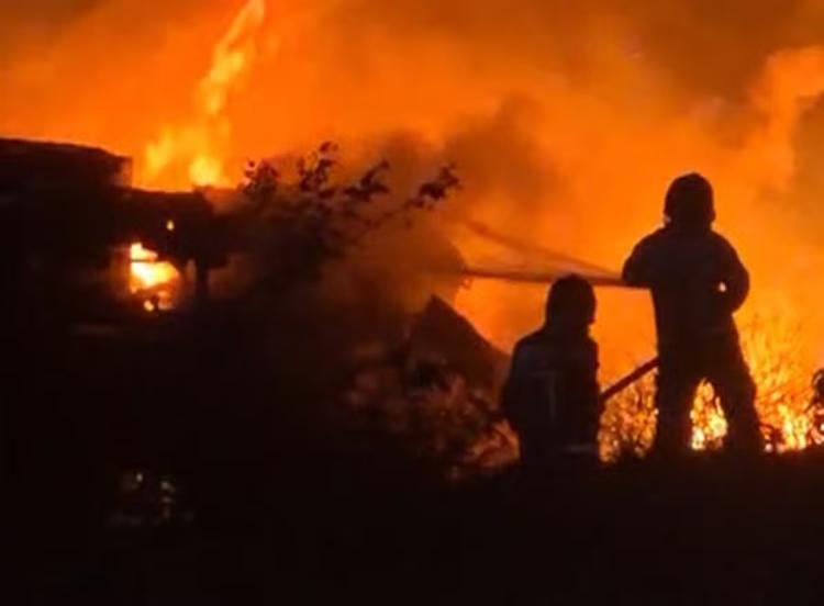 Carreta de combustível tomba, deixa duas pessoas feridas e causa incêndio em rodovia, na Paraíba