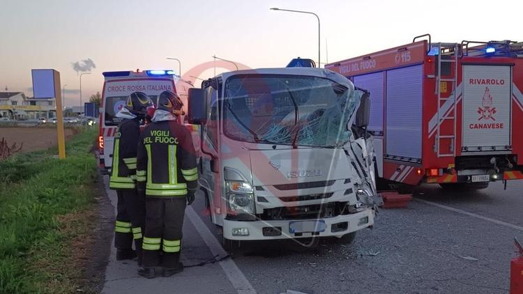 rivarolo canavese bosconero furgone tampona rimorchio
