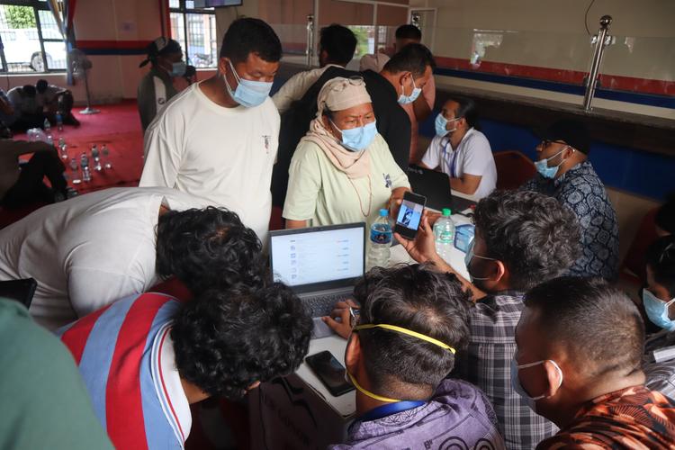 Nepal enterra corpos de vítimas de avalanche antes de identificação e gera revolta
