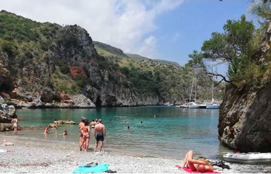 Paura lungo il sentiero per Baia Infreschi: turista cade e si frattura la caviglia, attivata macchina dei soccorsi
