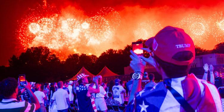 Paura a Chicago durante i festeggiamenti per il 4 Luglio: aereo Delta urta un fuoco d'artificio in atterraggio