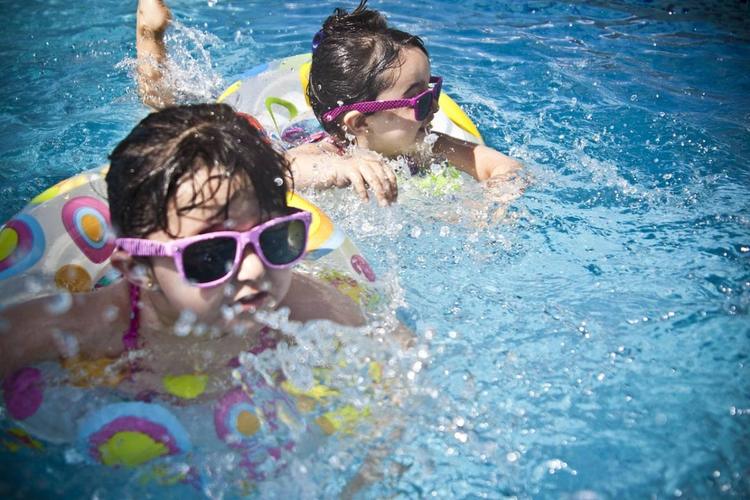 Dai bocchettoni agli annegamenti silenziosi: tutti i rischi della piscina