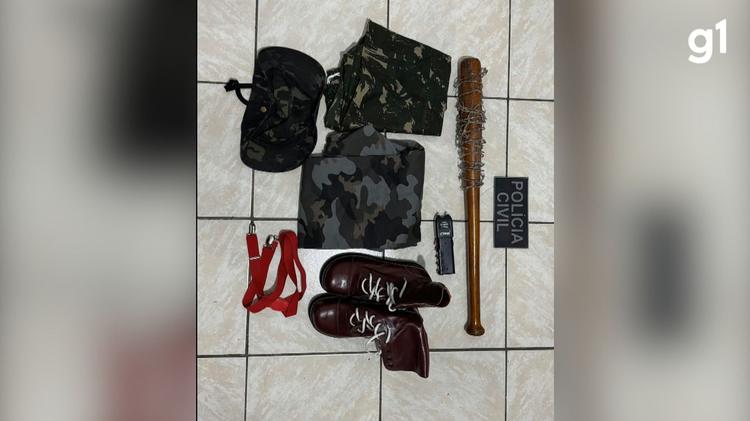 Jovens de classe média alta são investigados por espalhar cartazes para chamar pessoas para grupo neonazista no RS