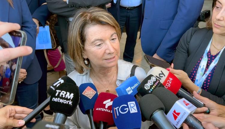 Roccella: “Con tre genitori si ferisce l’idea di famiglia”