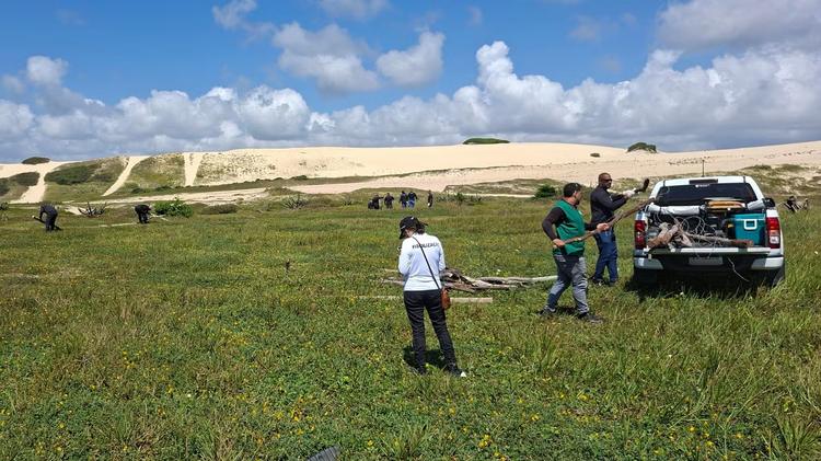 Cercas irregulares que somavam quase 2 km são removidas em dunas da Sabiaguaba, em Fortaleza
