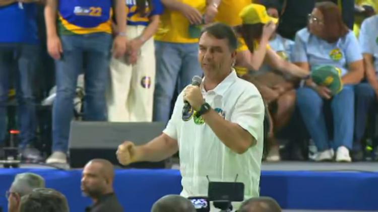Flávio diz que narcoterroristas têm até dezembro para ‘meter o pé’ do Brasil e promete ‘guerra’ contra criminosos