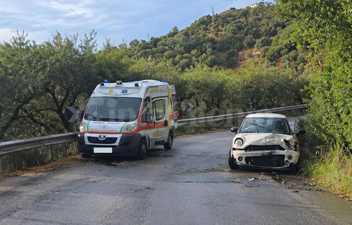 Scontro tra ambulanza e auto sulla strada Pioppi-Acciaroli: ferita una donna