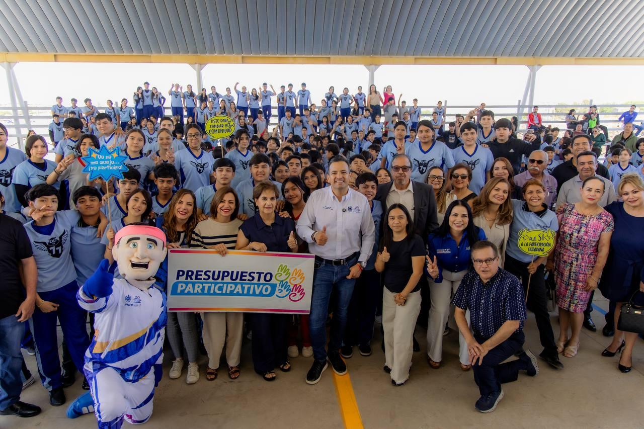 Cumple Marco Bonilla con estudiantes de la Secundaria Técnica 77; entrega nueva cancha de fútbol