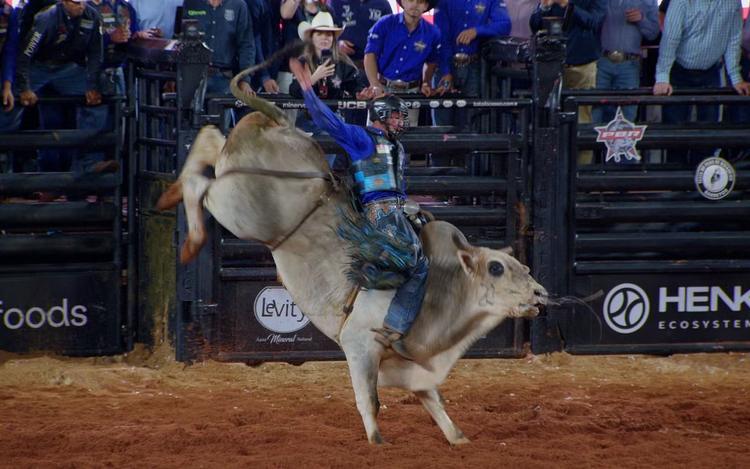 3ª noite de montaria tem tombos e performance brilhante de líder do ranking nacional na Festa do Peão de Barretos