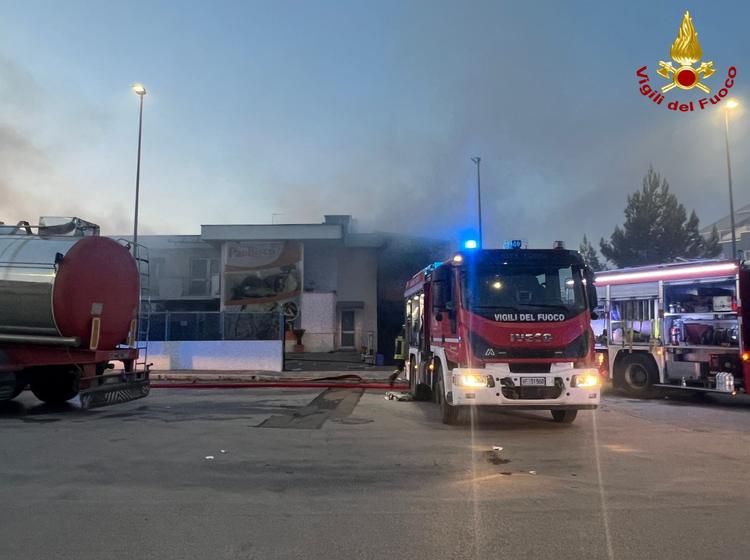 Altamura, incendio in un capannone, difficile intervento dei Vigili del fuoco