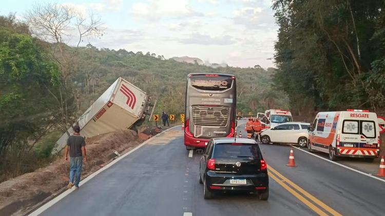 Quatro pessoas ficam feridas em acidente entre carro e carreta na BR-381, em MG