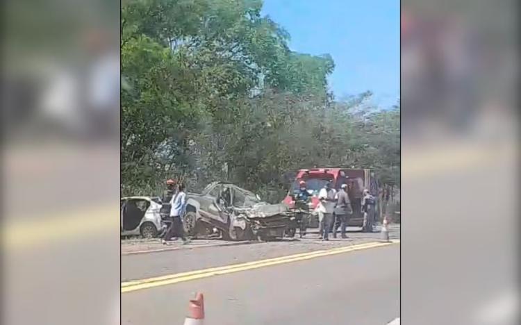 Acidente frontal entre dois carros deixa feridos em rodovia