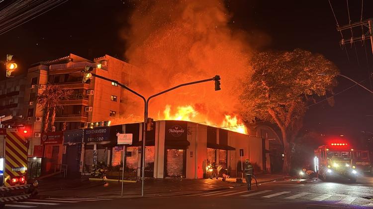 Incêndio de grandes proporções atinge padaria na Zona Leste de Porto Alegre