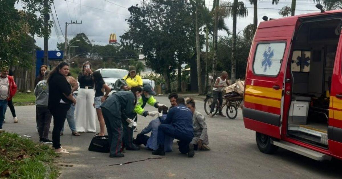 Élcio Kuhnen sofre queda durante ato de campanha e bate a cabeça no meio-fio em Barra Velha