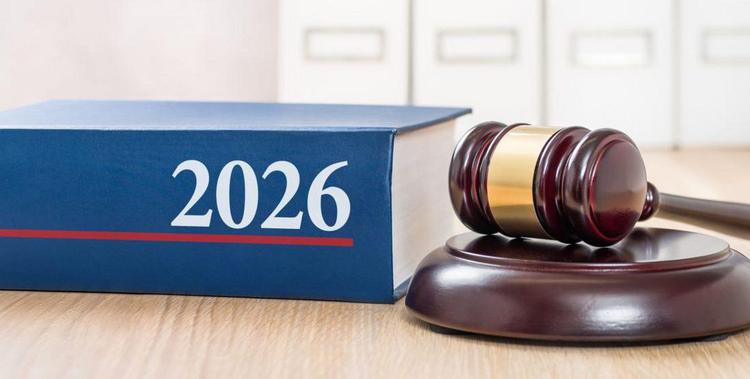 Gesetzbuch 2026 mit Hammer