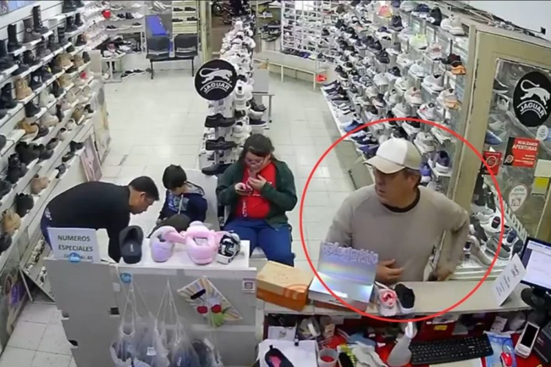 ¡VIDEO! Entró a una zapatería, fingió ser cliente, robó un celular y huyó