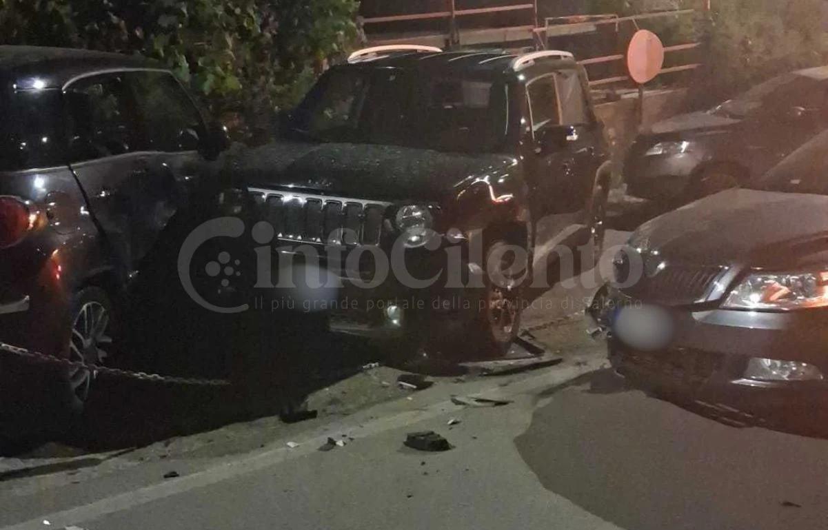 Palinuro, scontro nella notte: auto pirata travolge due veicoli in sosta