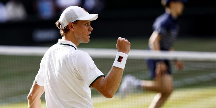 Sinner domina Djokovic e centra la seconda finale di fila a Wimbledon: in palio il titolo con Zverev