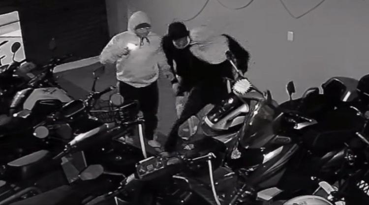 Vídeo mostra grupo criminoso furtando motos elétricas em loja de Rio das Ostras
