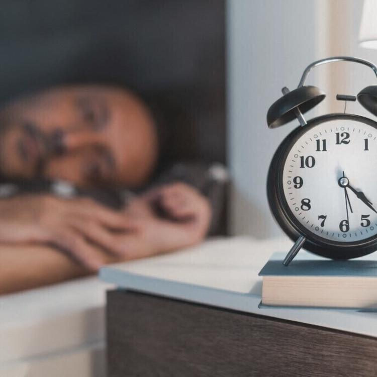 L' "epidemia" del sonno disturbato negli over 50: perché lo stress da lavoro ci impedisce ...
