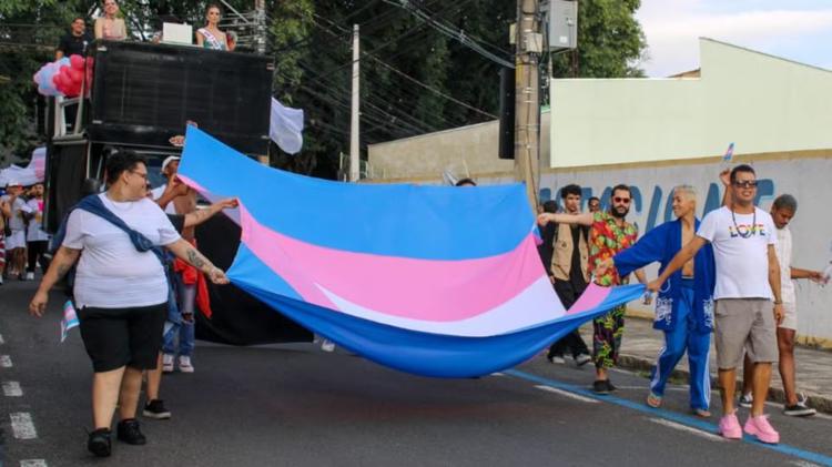 Especialistas explicam importância da terapia afirmativa e como a voz impacta a saúde mental de pessoas trans