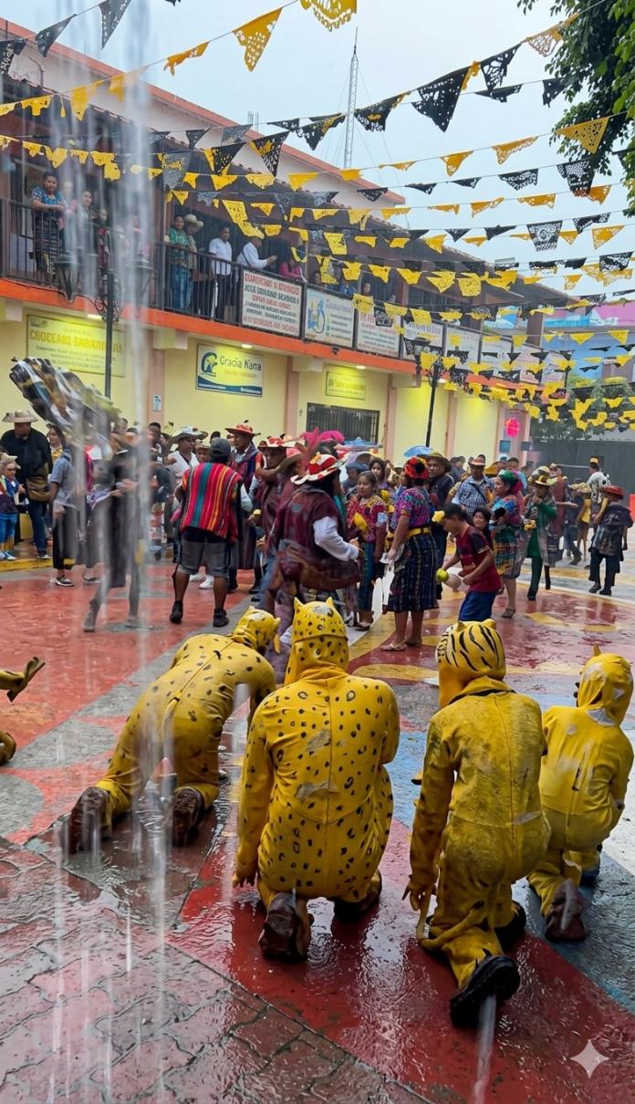 Lluvia sorprende en el inicio de Corpus Christi en Suchiapa