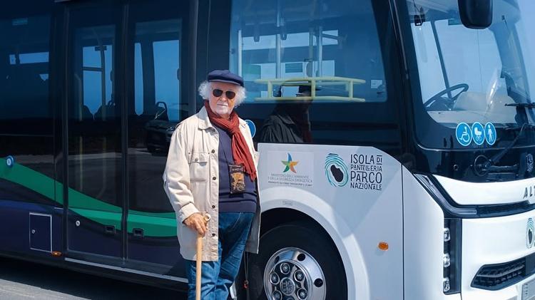 Consegnati a Pantelleria nuovi autobus elettrici per il trasporto pubblico locale. I mezzi, donati dal Parco Nazionale I...