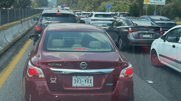 Domingo de caos en la México-Cuernavaca: Choques, una volcadura y lluvia provocan severo tráfico hacia la CDMX