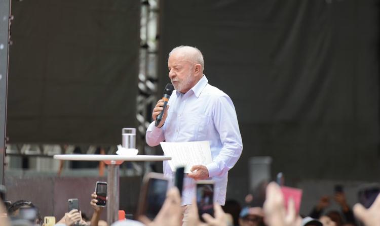 'Ninguém pode ser ministro da Suprema Corte para ficar rico', diz Lula durante comício em Curitiba