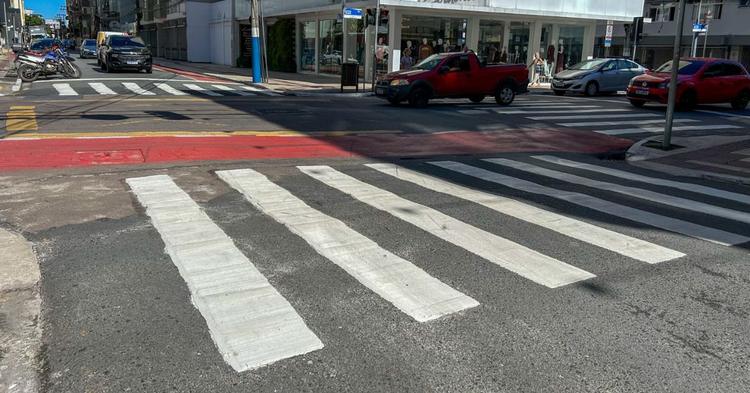 Avenida Brasil recebe nova pintura nas faixas de pedestres