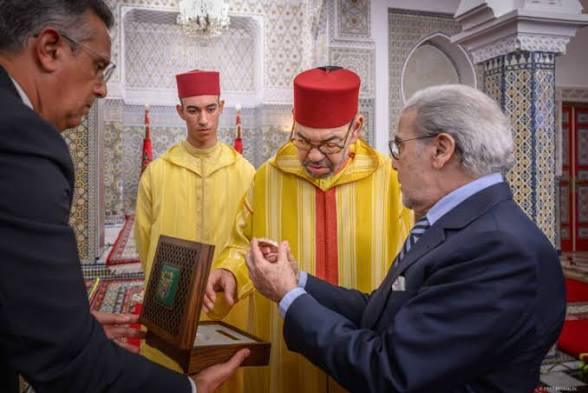 والي بنك المغرب يقدم للملك قطعة نقدية تذكارية من الذهب الخالص بمناسبة عيد الوحدة