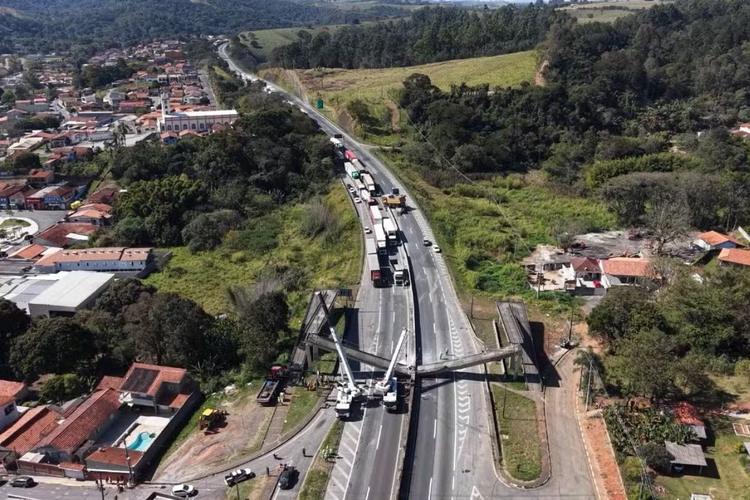 Queda de passarela na Fernão Dias que matou mãe e filho: empresa de transporte será investigada pela polícia