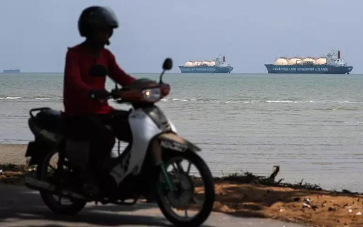 L'Iran riapre Hormuz, petroliere in transito ma restano i nodi. Usa: "Stop raid in Libano", Netanyahu "scioccato"