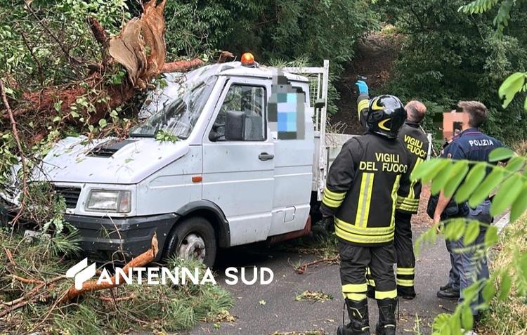 Melfi, forte temporale provoca un incidente sulla SP401