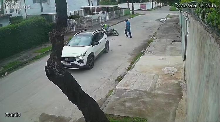 Motorista escapa de assalto e atropela criminosos no Recife; VÍDEO