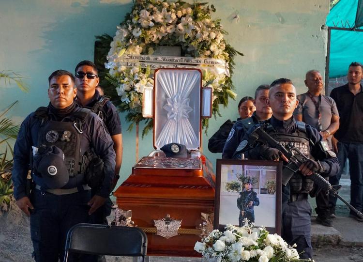 Rinden emotivo homenaje a los policías caídos en cumplimiento de su deber en Tlaltizapán
