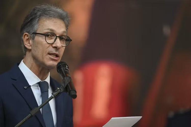 Zema avalia processar Gilmar Mendes por fala sobre sotaque mineiro