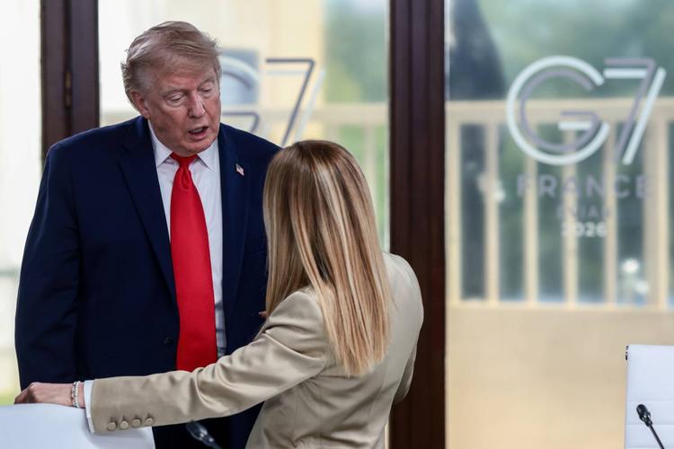 Meloni e Trump siparietto rubato. "Siamo amici". La linea dura contro Mosca