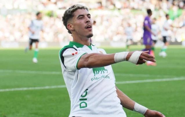 “ماركا” الإسبانية: الزابيري يفرض نفسه “قائدا حقيقيا” لراسينغ سانتاندير