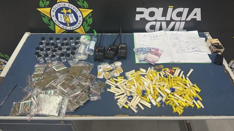 Três homens apontados como 'gerente', 'vapor' e 'visão' do tráfico de drogas são presos em Angra dos Reis