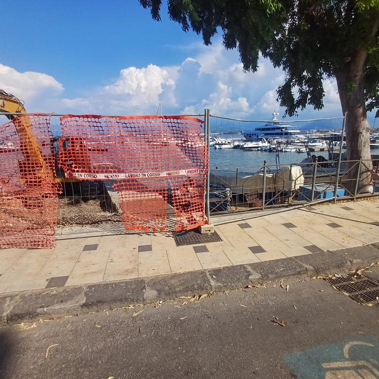 Erosione a Vaccarella, al via i lavori: sulla spiaggia arrivano gli inerti del Mela