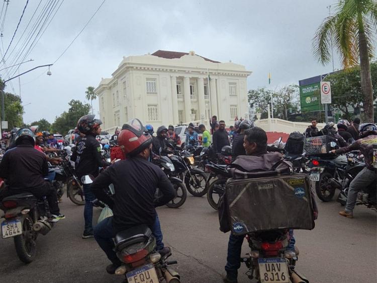 Motociclistas por aplicativo protestam em Rio Branco contra PL que regulamenta corridas