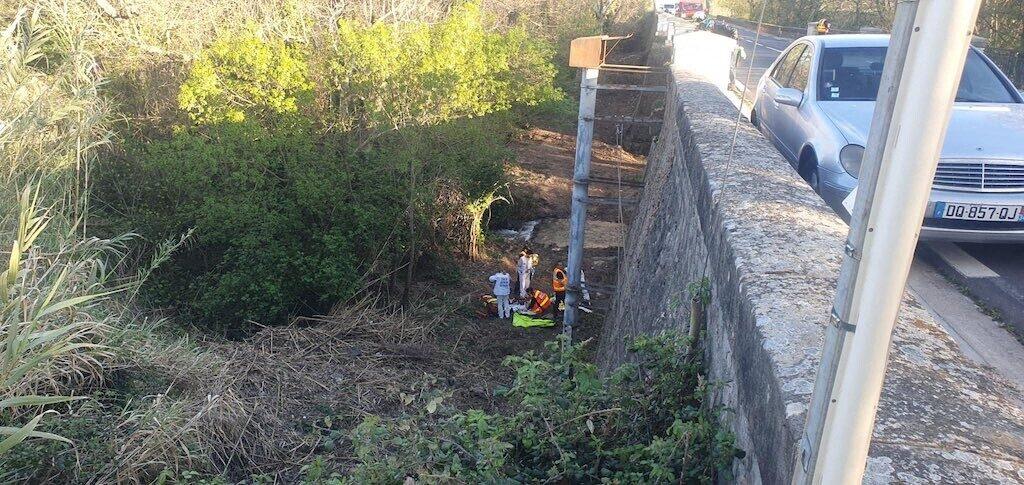 Hérault : un cycliste projeté en contrebas d’un pont par une voiture est décédé