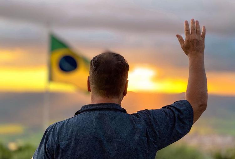 Pastor convoca cristãos a orar pelo futuro do Brasil: “A batalha é espiritual”