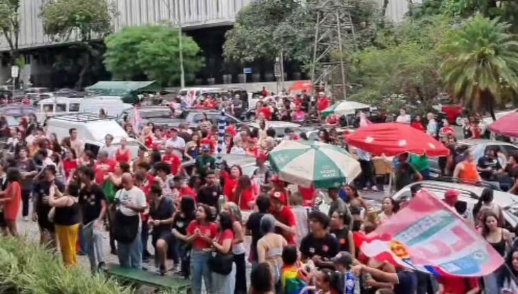 Estudantes fazem ato em apoio a Lula em Belo Horizonte