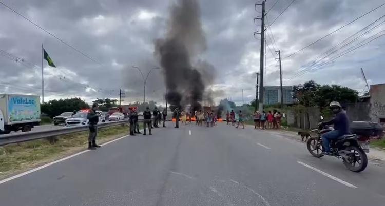 Pelo 2º dia seguido, famílias fecham avenidas do Recife em protestos para cobrar auxílio para vítimas das chuvas
