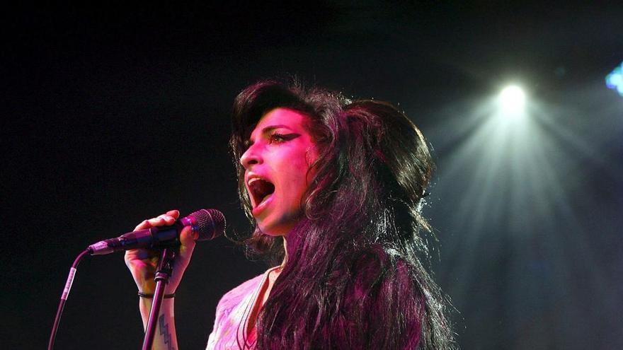 En el 15 aniversario de la muerte de Amy Winehouse, la industria sigue buscando su heredera